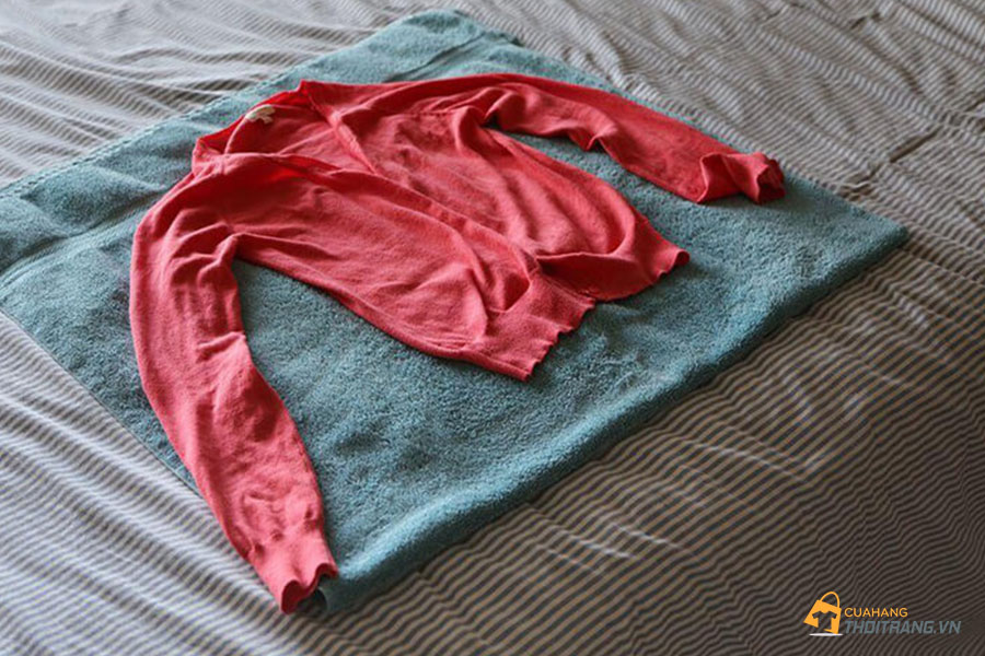 Ủ quần áo trong khăn bông